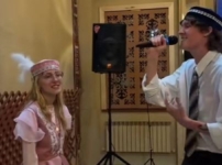 Америкалық жас жұбайлар Атырауда қазақшалап той өткізді