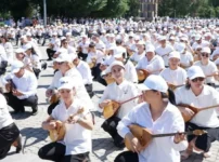 Талдықорғанда 5 мың домбырашы бір мезетте күй шертіп, бұрын-соңды болмаған рекордқа жетті