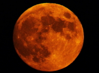 «Ай қызыл реңге боялды». Қазақстандықтар сирек болатын құбылысты тамашалады