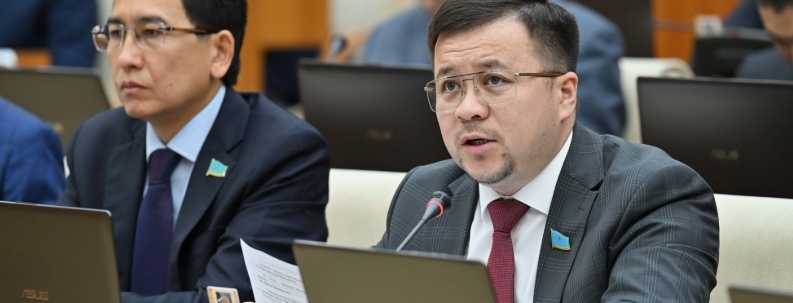 “Бірге кітап оқиық” жобасында депутат Жарқынбек Амантайұлы ЖИ-ға қатысты жазылған қазақ авторының құнды еңбегін ұсынды