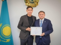 Ел махаббатына бөленген жас қақпашы Шерхан Қалмұрзаға білім беру гранты берілді