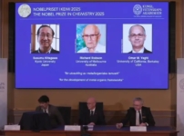 Химия саласы: Нобель сыйлығын металлорганика бағытында жаңалық ашқан үш ғалым иеленді