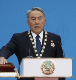 «Үш жылдан бері ұмыт болған мейрам». Нұрсұлтан Назарбаевтың баспасөз қызметі «Тұңғыш президент күнінде» құтты болсын айтты