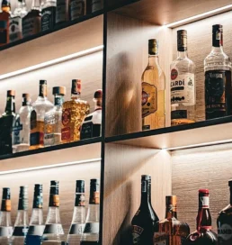 Сауд Арабиясы табысы жоғары шетелдіктерге алкоголь сатып алуға рұқсат бермек