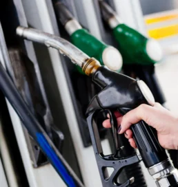 «Халықтың табыс деңгейін ескереміз». Қазақстандағы жанармай бағасына қатысты Энергетика министрлігі жауап берді