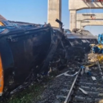 В Таиланде строительный кран упал на пассажирский поезд: погибли 22 человека