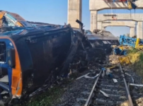 В Таиланде строительный кран упал на пассажирский поезд: погибли 22 человека