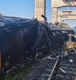 В Таиланде строительный кран упал на пассажирский поезд: погибли 22 человека