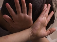 Баласын аяусыз ұрды деп күдікке ілінген әйел адам ұсталды