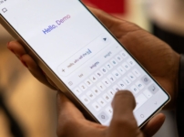 Apple Siri-ді толыққанды ЖИ-чат-ботқа айналып, OpenAI мен Google-ды қуып жетуді көздеп отыр