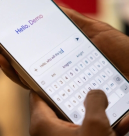 Apple Siri-ді толыққанды ЖИ-чат-ботқа айналып, OpenAI мен Google-ды қуып жетуді көздеп отыр