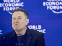 «ЖИ 2030–2031-де тұтас адамзат интеллектісін басып озады», «Әрбір шаңырақтың өз роботы болады». Давостағы Илон Маск мәлімдемелеріне шолу