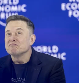 «ЖИ 2030–2031-де тұтас адамзат интеллектісін басып озады», «Әрбір шаңырақтың өз роботы болады». Давостағы Илон Маск мәлімдемелеріне шолу