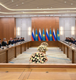 Қазақстан Президенті Қасым-Жомарт Тоқаев пен Ресей Президенті Владимир Путин ресми делегация мүшелерінің қатысуымен кеңейтілген құрамда келіссөз жүргізді.