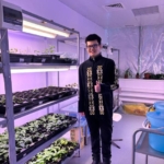 Астаналық оқушы сирек кездесетін гүлдерді өсірумен айналысады