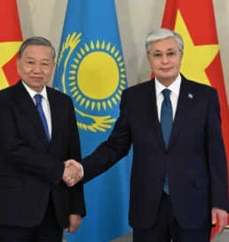 Мемлекет басшысы Вьетнам басшысын Тәуелсіздік күнімен құттықтады