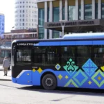 Астанада бала отырған арба автобустың есігіне қысылып қалды