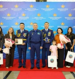 Орман өрттерін сөндіруге қатысқан әскери ұшқыштар марапатталды