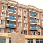 В Астане вывесили более 200 флагов ко Дню Республики